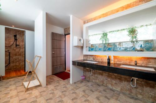 Un baño con dos lavabos y una gran ventana. en Pattaya Sea View Apartment, en Pattaya South