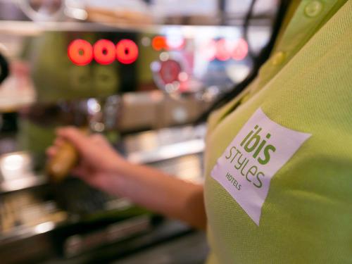 Sijil, anugerah, tanda atau dokumen lain yang dipamerkan di ibis Styles Dunarea Galati