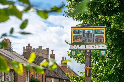 a street sign for aassignedate in a village at Cockleshells in Castle Acre