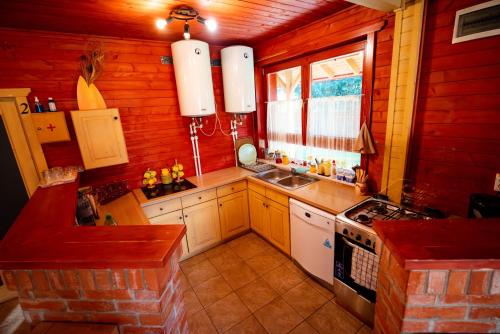 Dapur atau dapur kecil di Pensiunea Pepe Panzió