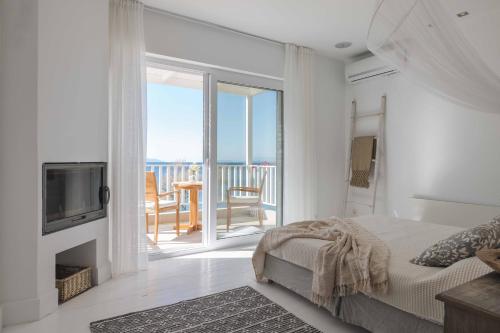 Postel nebo postele na pokoji v ubytování Villa Madouri 5 bed seafront villa with private pool