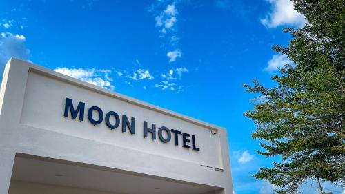 a sign for a moon hotel with a blue sky at Moon Hotel in Mentekab
