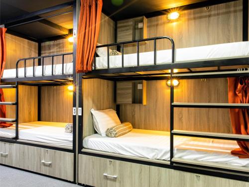 Ένα ή περισσότερα κρεβάτια σε δωμάτιο στο Base Backpackers