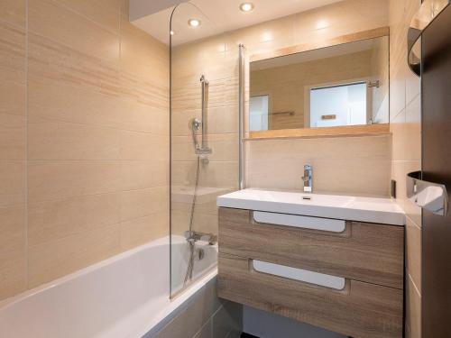 a bathroom with a sink and a shower at Superbe appart rénové, 4 pers, ski aux pieds, balcon sud, wifi inclus - FR-1-314-189 in Avoriaz