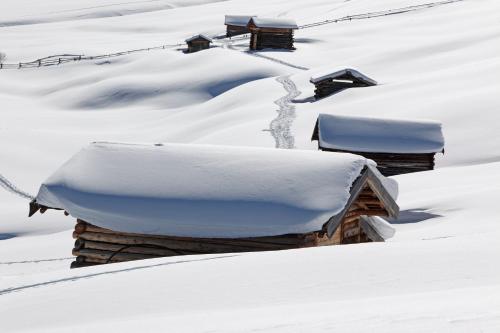 a pile of snow on top of a cabin at DAS GERSTL Family Retreat in Resia