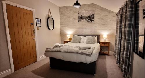 una camera da letto con un letto in una stanza di The Royal Oak, Settle a Settle