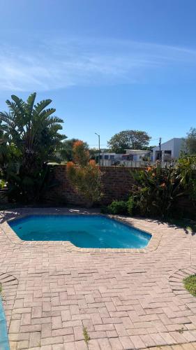 a small blue swimming pool on a brick patio at Adventure House - Colchester - 5km from Elephant Park in Colchester