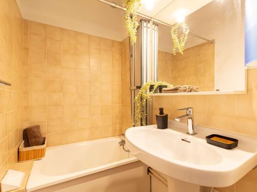 a bathroom with a sink and a bath tub at Appartement T2 sud, calme, proche Saint-Lary, 4 pers. - FR-1-296-523 in Bourisp
