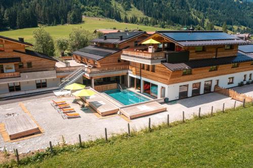 una vista aerea di una casa con piscina di Alpin Chalet Kleinarl a Kleinarl