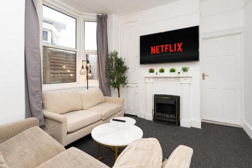 a living room with a couch and a fireplace at Open Mind Property - 9 Guests & Free Parking in Portsmouth