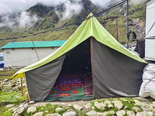 Nespecifikovaný výhled na hory nebo výhled na hory při pohledu z luxury tent