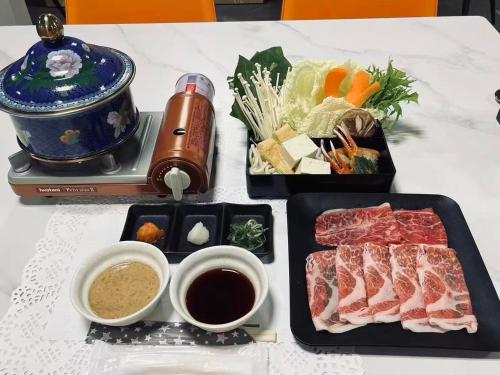 una mesa con dos platos de comida con carne y verduras en 関空国際ホテル, en Wakayama