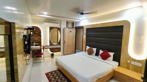 Ένα ή περισσότερα κρεβάτια σε δωμάτιο στο Hotel Sapphire Inn