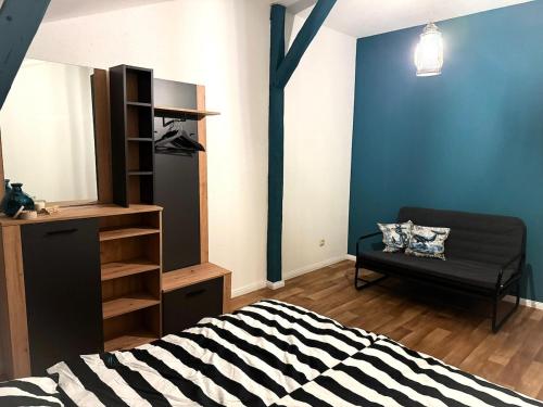 Habitación con cama y banco en una habitación en Große Wohnung in der KTV, en Rostock