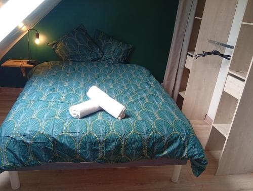 ein Bett mit einem weißen Gegenstand darauf in der Unterkunft Family Home Between Land Sea Maison Familial Entre Terre et Mer Avec piscine in Plédran