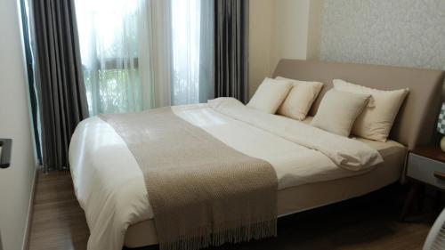 Katil atau katil-katil dalam bilik di Chiang Mai the one C Pool view Two bedrooms and two bathrooms for five people Fully equipped Cooking allowed Preferred residence