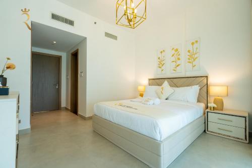 Un ou plusieurs lits dans un hébergement de l'établissement Al Vera Elegant 2BR Apartment Private Balcony