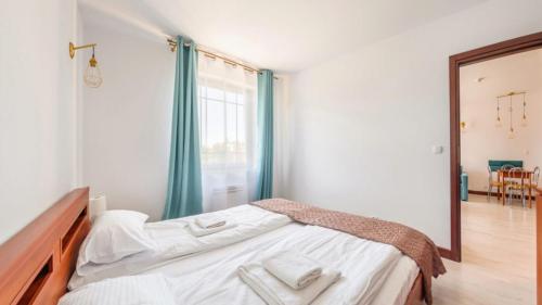 una camera con un grande specchio e un letto di Flatbook Apartamenty - Krynica Morska Margo a Krynica Morska