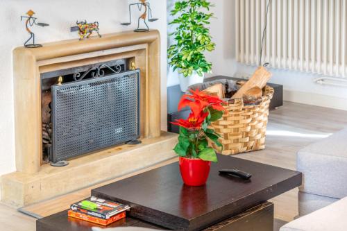 a living room with a fireplace and a table at Gran casa de campo ideal para familias en Navarra in Larrasoaña