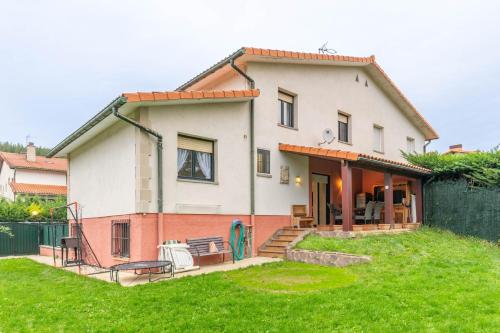 a house with a green lawn in front of it at Gran casa de campo ideal para familias en Navarra in Larrasoaña