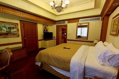 Postel nebo postele na pokoji v ubytování Taksila Hotel