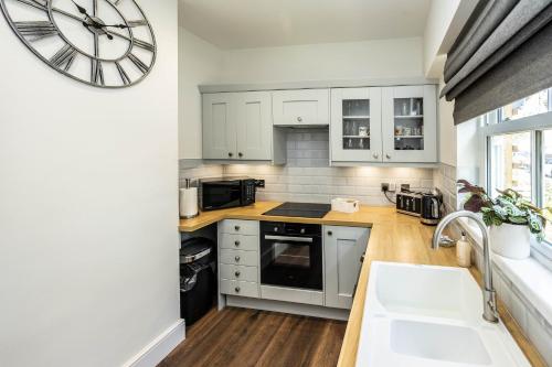 Køkken eller tekøkken på Wallnook Cottage Lindley Gem