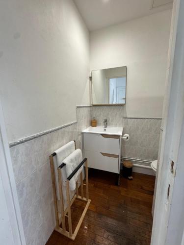 a bathroom with a sink and a mirror at Le cottage des lumières in Boulogne-sur-Mer