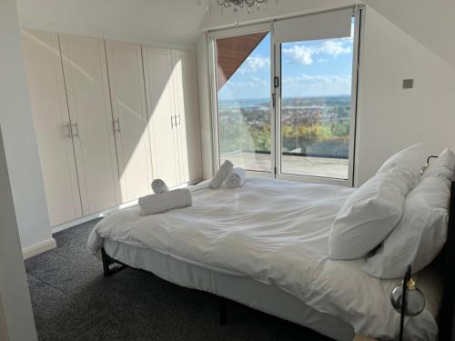 Postel nebo postele na pokoji v ubytování 4 Bed House - Hill top views - 3 car driveway