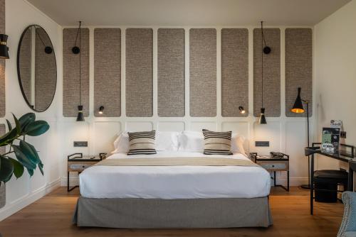 Ένα ή περισσότερα κρεβάτια σε δωμάτιο στο Hotel Barcelona Catedral 4 Sup