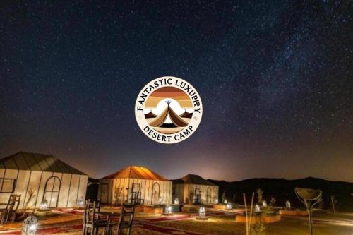una vista notturna stellata di un centro di ricerca di notte di Fantastic luxury Desert camp a Merzouga