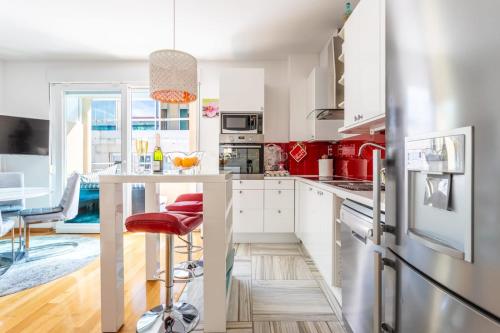 Apartment in Split near Beach with balcony, air conditioning, WiFi 5141-1