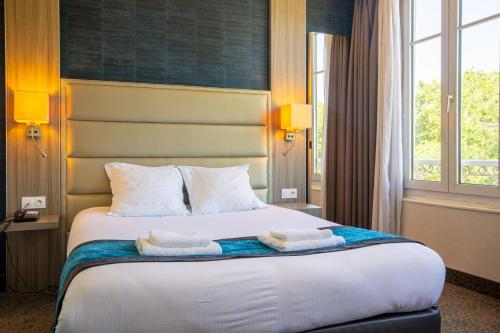 Katil atau katil-katil dalam bilik di Hotel de la Gare Troyes Centre