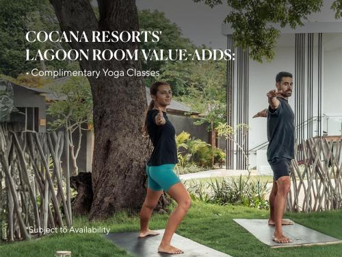 ein Mann und ein Mädchen stehen in einer Yoga-Pose in der Unterkunft Cocana Resort Gili Trawangan in Gili Trawangan