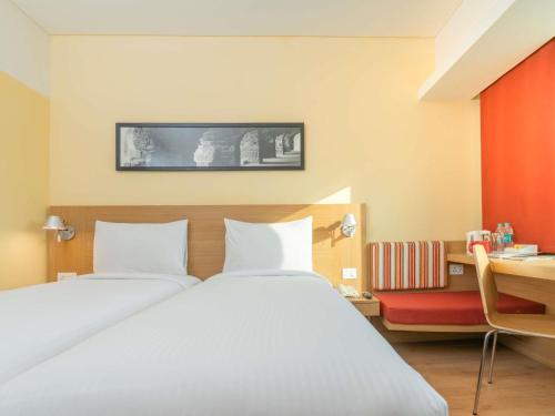 Ένα ή περισσότερα κρεβάτια σε δωμάτιο στο ibis Hyderabad Hitec City - An Accor Brand