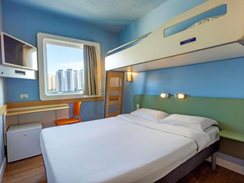 Postel nebo postele na pokoji v ubytování ibis budget Jundiai Shopping