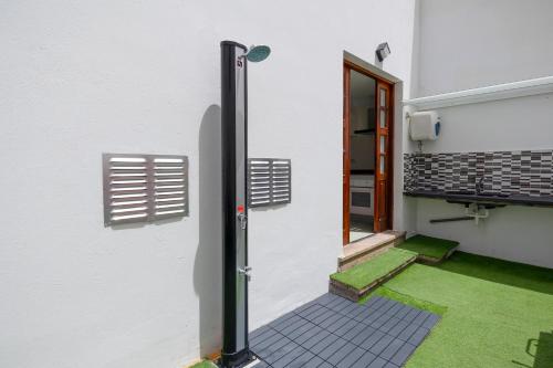 una puerta de una casa con suelo verde en Casa Betancuria, en San Bartolomé