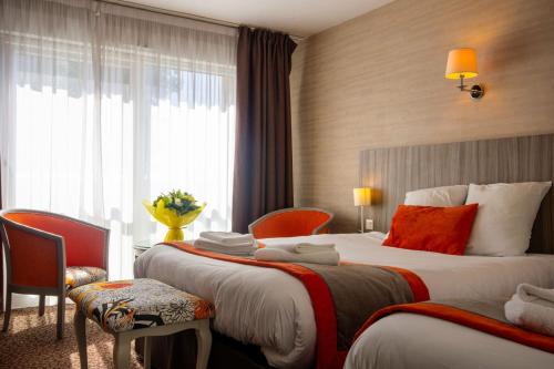 Katil atau katil-katil dalam bilik di Hotel de la Gare Troyes Centre