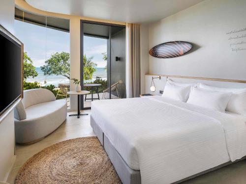 Voodi või voodid majutusasutuse Mercure Rayong Lomtalay Villas & Resort toas