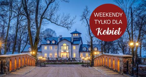 una grande casa bianca con tetto blu di Talaria Resort&SPA a Trojanów