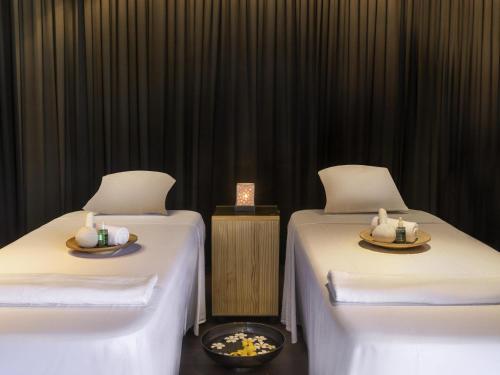 Voodi või voodid majutusasutuse Mercure Rayong Lomtalay Villas & Resort toas