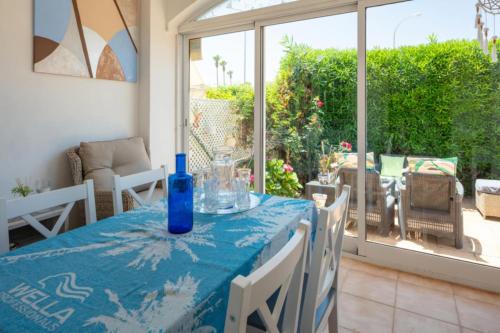Una mesa con un mantel azul en un patio. en The Beach house, en El Verger