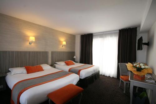Katil atau katil-katil dalam bilik di Hotel de la Gare Troyes Centre