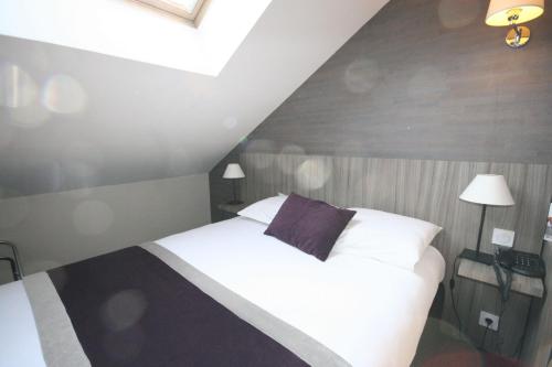 Katil atau katil-katil dalam bilik di Hotel de la Gare Troyes Centre