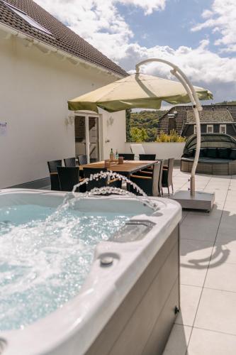 Kolam renang di atau dekat dengan Kleeoase - Luxus Apartment- Jacuzzi - Dachterrasse - Kochinsel - See in 10 min