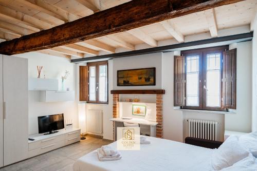 Katil atau katil-katil dalam bilik di GoldenSuitesItaly I Moderno Monolocale in Centro Storico Mantova