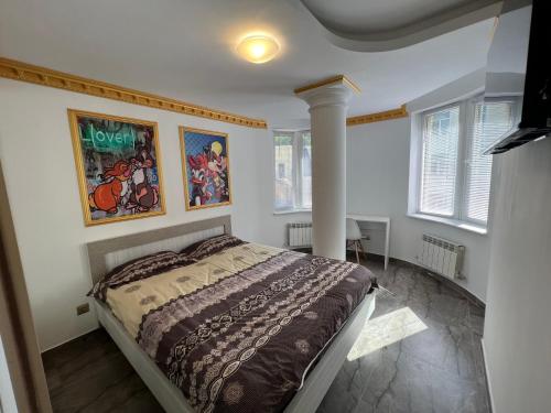 Llit o llits en una habitació de Central Park Street Apt