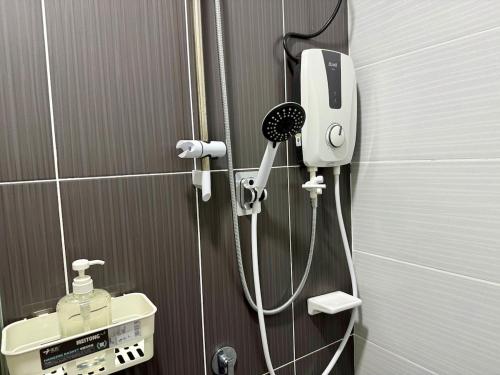y baño con ducha y secador de pelo. en Charming 2BR in Novo 8 Residence w-1 Free Parking, en Melaka