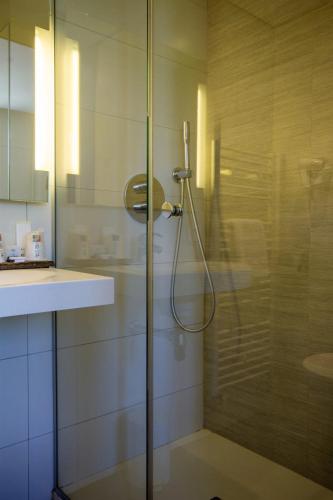 Bilik mandi di Hotel de la Gare Troyes Centre