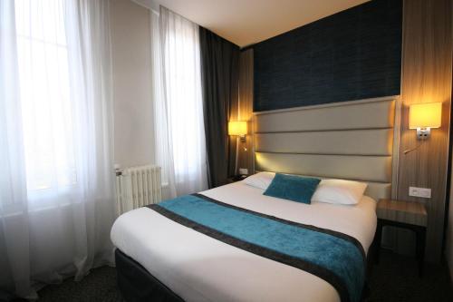 Katil atau katil-katil dalam bilik di Hotel de la Gare Troyes Centre