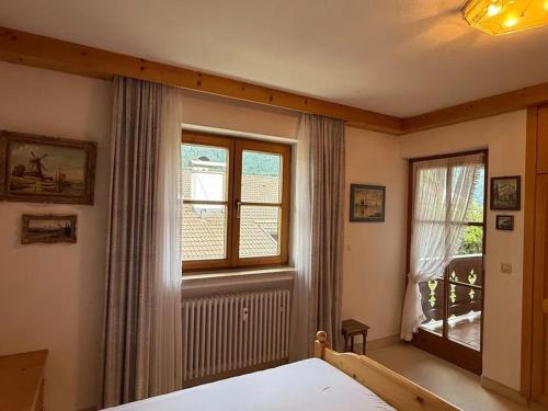 ein Schlafzimmer mit einem Bett und einem Fenster in der Unterkunft Bergblick in Farchant